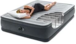 Intex Comfort Plush Hoog Luchtbed - Queensize - Ingebouwde Elektrische Pomp 17 Intex Comfort Plush Hoog Luchtbed - Queensize - Ingebouwde Elektrische Pomp -Online Camping Winkel 1320 1900 64414 inuse3 2023 300