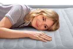 Intex Comfort Plush Extra Hoog Luchtbed - Queensize - Ingebouwde Elektrische Pomp 22 Intex Comfort Plush Extra Hoog Luchtbed - Queensize - Ingebouwde Elektrische Pomp -Online Camping Winkel 1320 1900 64418 inuse2 2022 300
