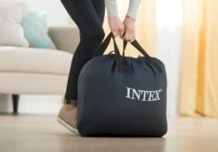 Intex Ultra Plush Luchtbed - Eenpersoons - Ingebouwde Elektrische Pomp 17 Intex Ultra Plush Luchtbed - Eenpersoons - Ingebouwde Elektrische Pomp -Online Camping Winkel 1320 1900 64426 inuse1 2020 300