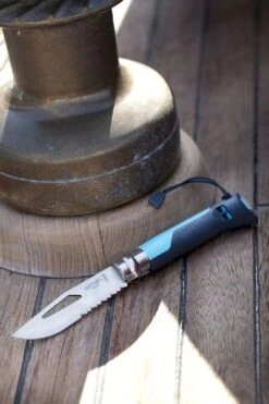 Opinel N°08 Outdoor Zakmes - Blauw -Online Camping Winkel 3123840015762 opinel outdoor 8 blauw sfeer2 resultaat