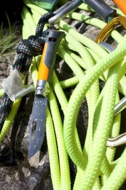 Opinel N°08 Outdoor Zakmes - Oranje -Online Camping Winkel 3123840015779 opinel outdoor 8 oranje sfeer1 resultaat