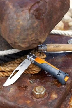 Opinel N°08 Outdoor Zakmes - Oranje -Online Camping Winkel 3123840015779 opinel outdoor 8 oranje sfeer2 resultaat