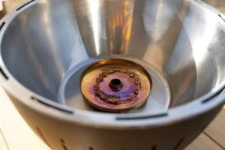 LotusGrill XL Hybrid Houtskoolbarbecue - Rood 17 LotusGrill XL Hybrid Houtskoolbarbecue - Rood -Online Camping Winkel lotusgrill binnenkant pitje 3