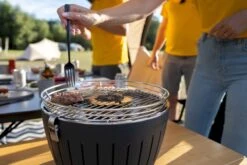 LotusGrill XL Hybrid Houtskoolbarbecue - Rood 23 LotusGrill XL Hybrid Houtskoolbarbecue - Rood -Online Camping Winkel lotusgrill in gebruik hamburger 3